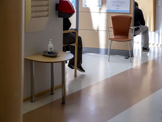 Alaselkäkipu on yleinen piina Suomessa – Jos siihen liittyy jokin näistä oireista, on syytä muuhun kuin venyttelyyn