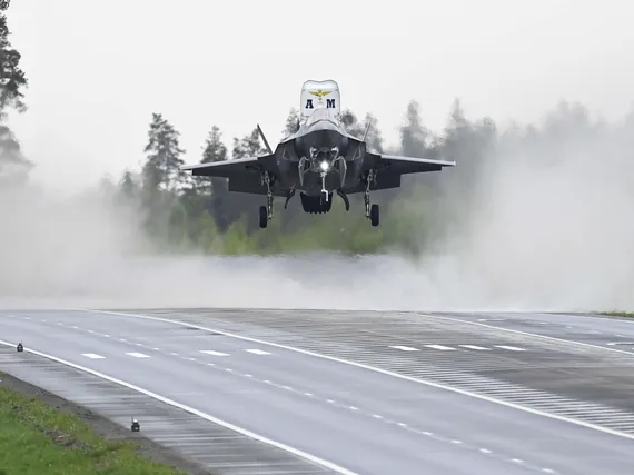 F-35-hävittäjän omalaatuisin versio teki maantiellä Suomessa italialaista sotilashistoriaa