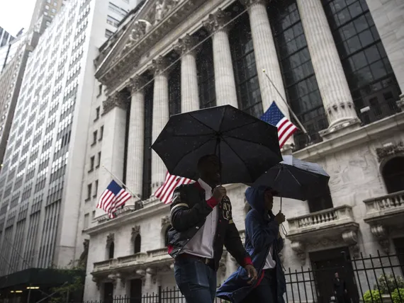 Wall Street avasi epäyhtenäisesti – Kuluttajien luottamus ennakoitua matalampi