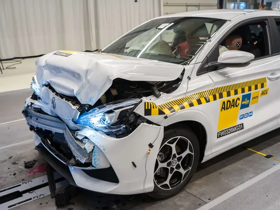 Uusista autoista paljastui outo porsaanreikä: 35 km/h kolari voi oikeasti olla pahempi kuin 50 km/h