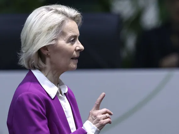 Ursula von der Leyen on taas pahoissa vaikeuksissa – Taustalla hääräävät kokoomuksen meppiryhmä, Viktor Orbán ja Giorgia Meloni