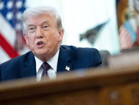 Trump hehkuttaa ”täydellistä voittoa”, perui uhkaukset – Näillä ehdoilla Iran suostui tulitaukoon ja ehdottaa rauhaa