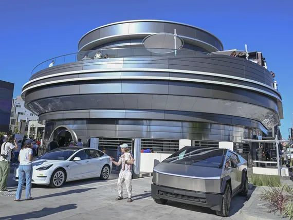 Ravintolakriitikki tyrmäsi Tesla-ravintolan – Robottia esittänyt koomikko löytyi tupakkapaikalta