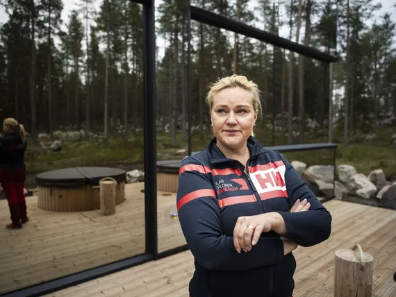 Luksusmökit tehty peililasista – Näin rakennettiin erikoinen Lapin metsähotelli