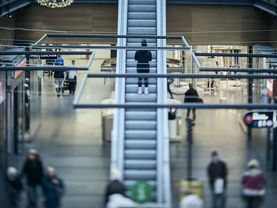 Suomalaisten miljardit makaavat nyt pankkitileillä, mutta keiden ne ovat? – ”Suurin muutos on tapahtunut 55–64-vuotiaissa”