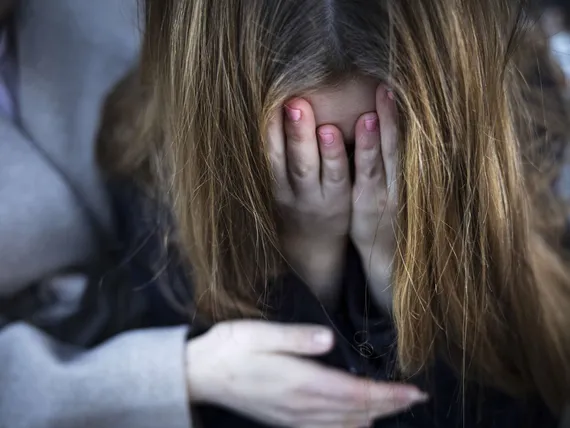 Poliisihallituksen avaus kuohuttaa: ”Naiset ansaitsevat parempaa kuin paluun järjestelmään, jossa väkivallan voi kuitata anteeksipyynnöllä”
