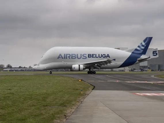 Omituinen 17 m korkea jättilentokone jäi eläkkeelle – Muistuttaa 56-metristä valasta