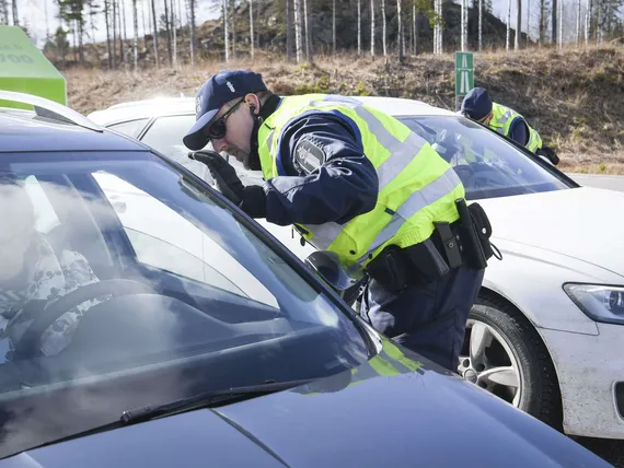 Poliisi Selittaa Miksei Kayta Kasvomaskeja Uudenmaan Rajan Tarkistuspisteilla Ymmarramme Tiella Liikkujien Huolen Uusi Suomi