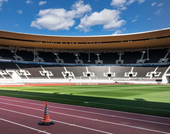 Funkkistyylinen Olympiastadion remontoitiin laajasti mutta vanhaa ilmettä säilyttäen. Katsomot on nyt katettu lähes kokonaan ja pitkät penkit vaihdettu yksittäisiin istuimiin.