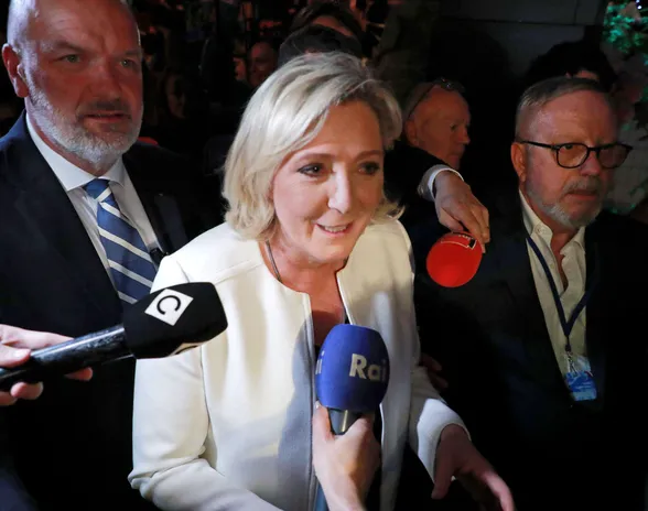 Rassemblement Nationalin johtaja Marine Le Pen antaa haastatteluja ensimmäisten vaalitulosten julkistamisen jälkeen sunnuntaina.