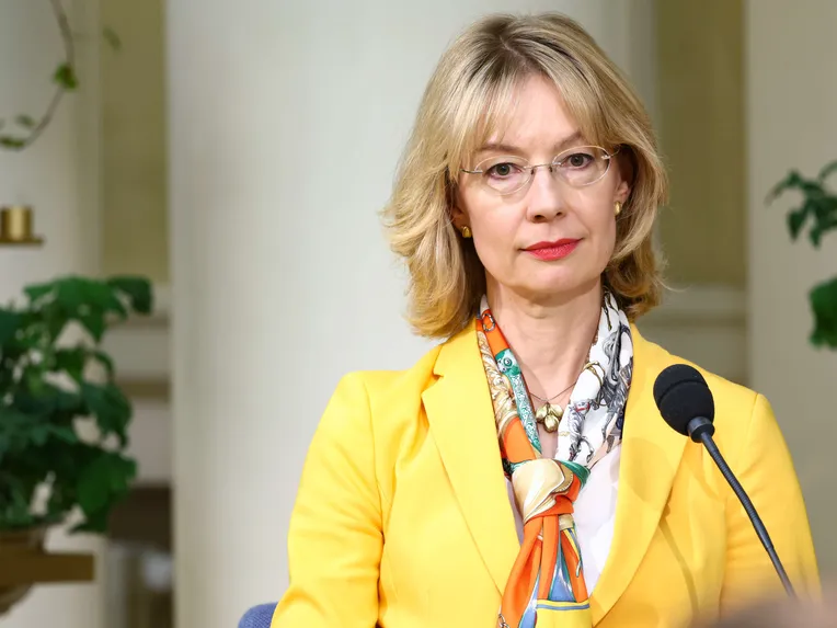 Staab's account is justified by scheduling reasons. 