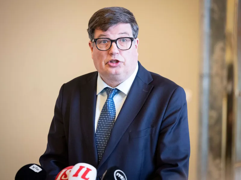 Palkkamallin lakivalmistelu jatkuu – Ministeri Satonen toivoo vielä ...