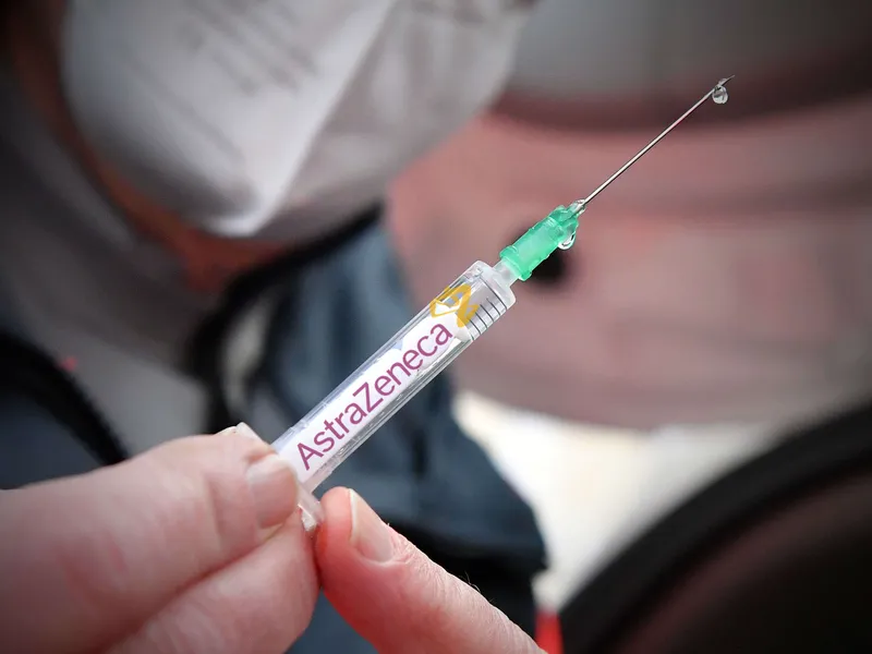 EU on sopinut AstraZenecan kanssa vähintään vähintään 300 miljoonan rokoteannoksen ostosta ja 100 miljoonan annoksen lisäoptiosta.