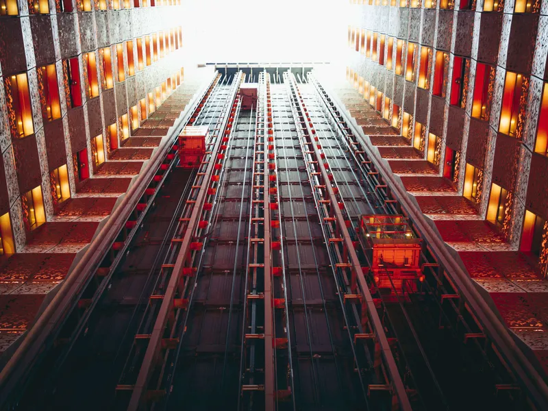Kiinan-vienti on lisännyt siihen osallistuneiden yritysten toimeliaisuutta myös kotimaassa, arvioi Suomen Pankki. Kuvassa Fairmont-hotellin hissikuilu varustettuna Koneen valmistamilla hisseillä Nanjingissa, Kiinassa.