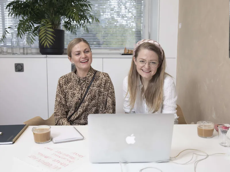 Siskokset Emilia Järvinen (vasemmalla) ja Tuulia Järvinen perustivat Vennerin syksyllä 2018 auttamaan vähävaraisia perheitä.