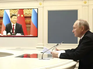 Kiina ja Venäjä haluavat pitää erityissuhteestaan kiinni, vaikka Pekingissä on katsottu pahalla sotimista Ukrainassa. Paheksunta lienee enemmän taktista kuin moraalista. Kuva on otettu presidenttien Xi Jinpingin ja Vladimir Putinin videokonferenssista joulukuun lopussa.
