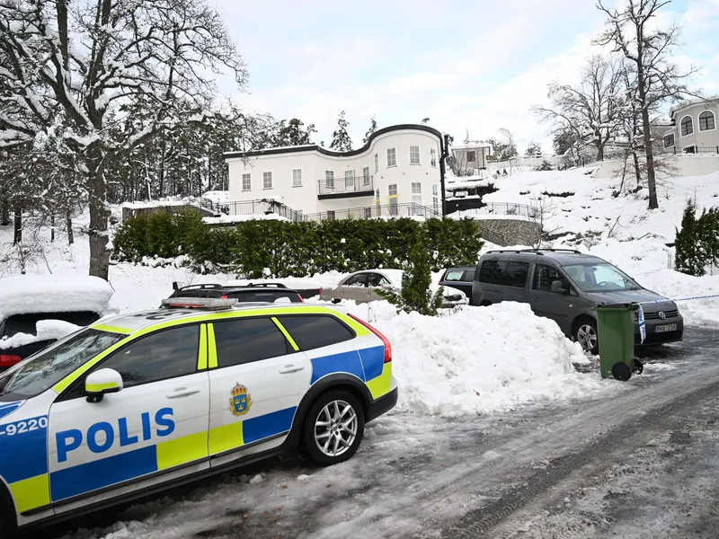 Ruotsin poliisin näyttävässä operaatiossa tukholmalaisella omakotitaloalueella pidätettiin kaksi venäläistaustaista henkilöä.