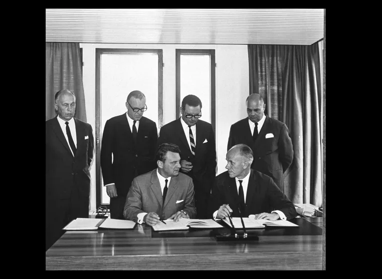 Curt Mileykowski (vas.) ja Olavi J. Mattila allekirjoittivat Saabin ja Valmetin yhteistyösopimuksen 15.8.1968.