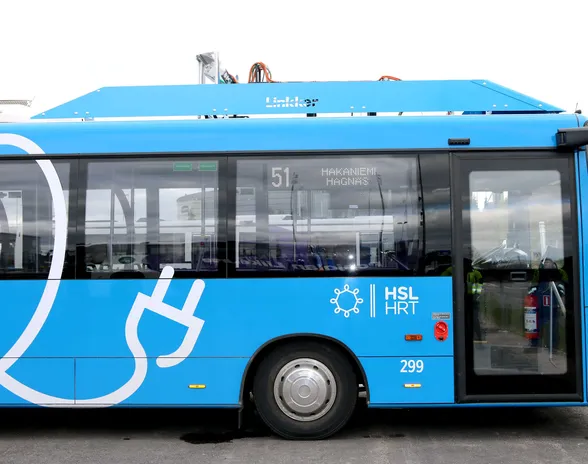 Linkkerin valmistama sähköbussi HSL:n tunnuksilla kuvattuna vuonna 2019.