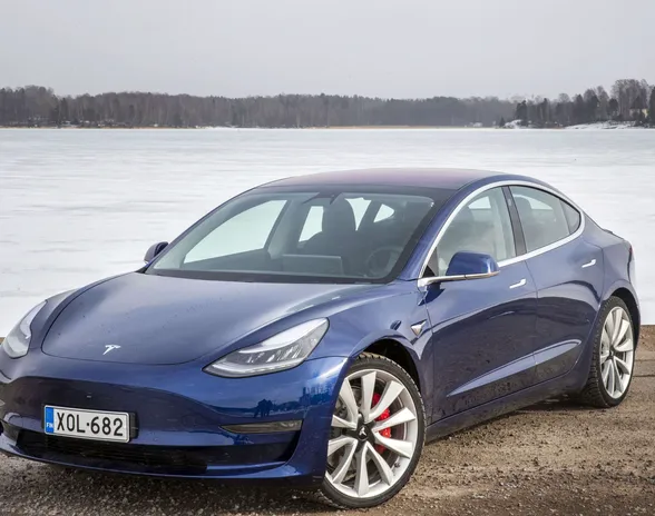 Sähköautonvalmistaja Tesla päivitti langattomasti eräiden automalliensa ominaisuuksia. Kuvassa Teslan Model 3.