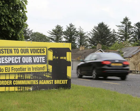 Irlannin ja Britanniaan kuluvan Pohjois- Irlannin rajan pitäminen avoimena brexitin jälkeen on kynnyskysymys
                              neuvotteluissa.