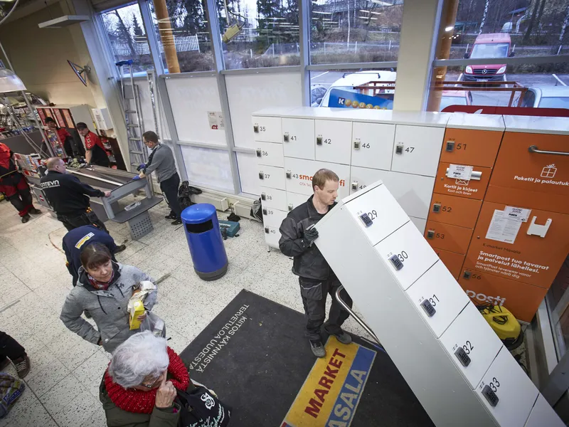 Yhtä Postin uusista paketti­automaateista asennettiin tällä viikolla Kirkkonummen Masalassa.