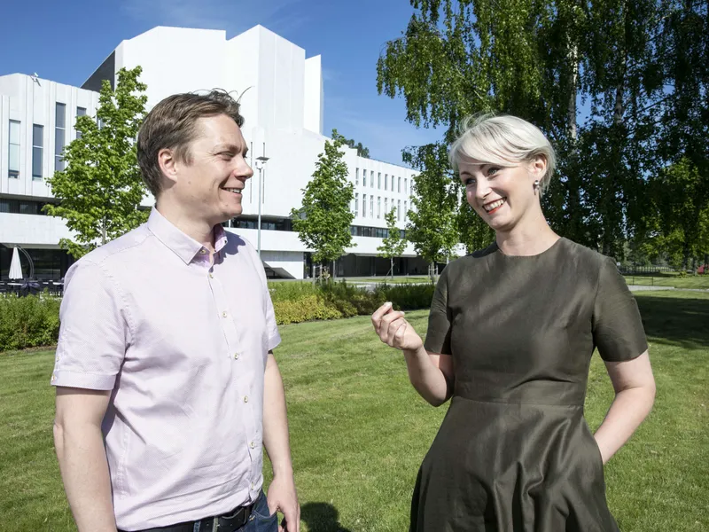 MaaS Globalin Kaj Pyyhtiä ja Tia Hallanoro Helsinki Marketingista uskovat, että uusi sovellus voi viedä
                              turistit Helsingissä ilmeisimpien kohteiden ulkopuolelle.