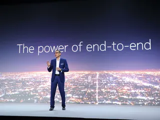 Nokian alku­vuosi 2019 oli hankala, ­mutta toimitusjohtaja Rajeev Suri uskoi käänteen parempaan tulevan loppuvuonna. Toisin kävi: Nokian 5G-tuotteet osoittautuivat liian kalliiksi. Vuonna 2017 Suri esitteli 5G-visioita Barcelonassa.