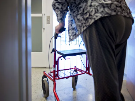 Alle 2000 €/kk eläkkeetkin leikkuriin? – ”Osuu iäkkäisiin naisiin”, sanoo alan konkari ja arvostelee käynnissä olevaa ”huutokauppaa”