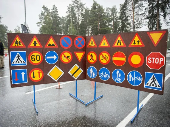 Oletko koskaan nähnyt tätä liikennemerkkiä? Suomen ”todennäköisesti  harvinaisin” – taustalla kiinnostava viittaus entisajan Suomeen | Uusi Suomi