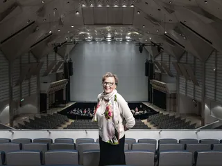 Helena Hiilivirta tuli pelastamaan kriisiin ajautunutta Tampere Filharmoniaa. Oopperamontussa harjoitellaan                              italialaisen oopperan klassikkoa La bohèmea.