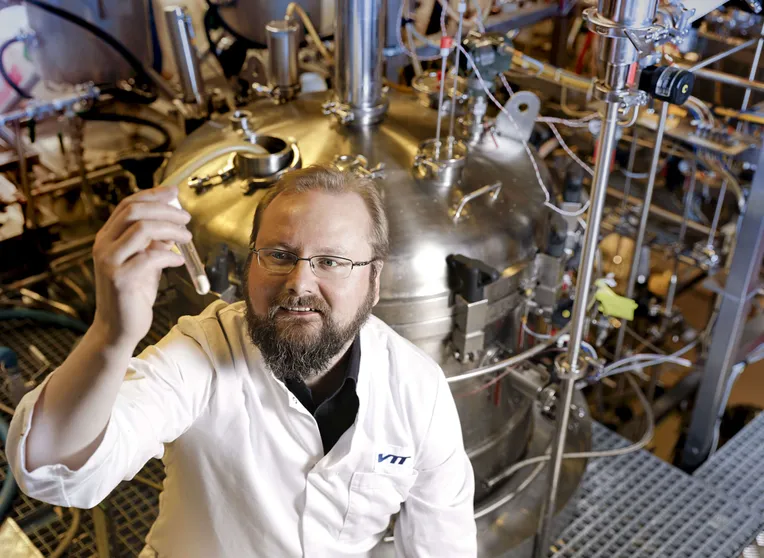 Solar Foodsin teknologiajohtajan Juha-Pekka Pitkäsen tavoitteena on saada pilottilaitokseensa samankokoinen bioreaktori                              kuin kuvassa oleva VTT:n laboratorion tankki.