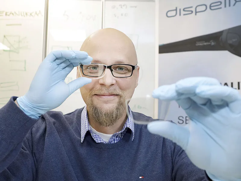 Dispelixin toimitusjohtaja Antti Sunnari esittelee ohuita linssejä, joita voi käyttää esimerkiksi lisätyn todellisuuden
                              AR-laseissa.