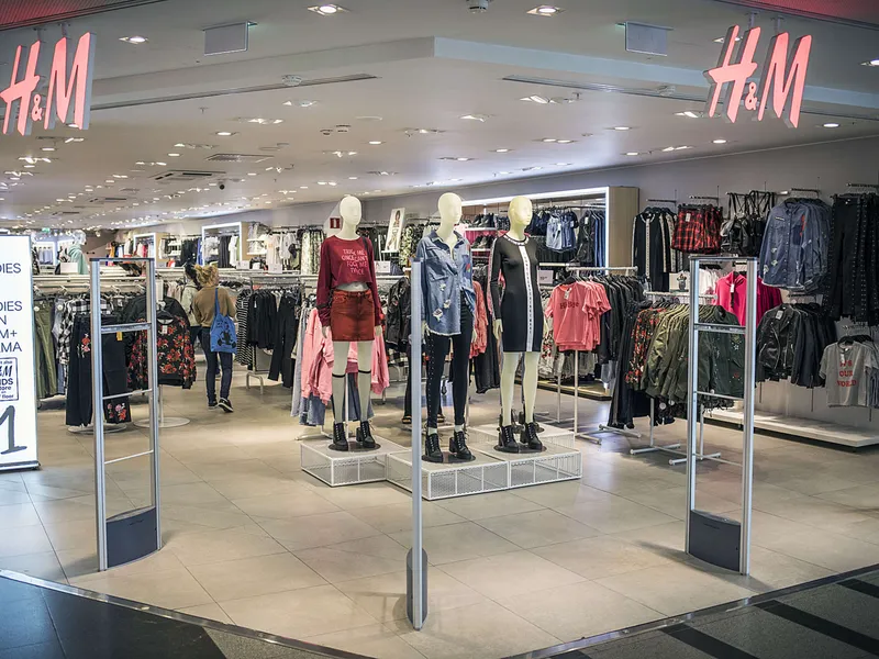 H&M:n vaatteet jäävät rekkeihin – näin kilpailijat päihittävät ruotsalaisen  halpamuotijätin | Talouselämä
