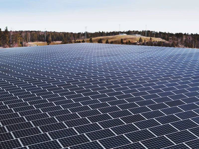 Aurinkovoiman yleistyminen kasvattaa suomalaisten energiayritysten bisnestä.