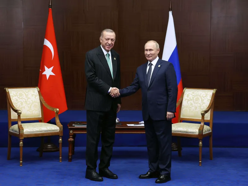 Presidentit Recep Tayyip Erdoğan ja Vladimir Putin ovat tavanneet useita kertoja Ukrainan sodan aikana. Kuvassa kätellään lokakuussa Kazakstanissa, Aasian maiden välisen CICA-turvallisuusfoorumin kokouksessa.