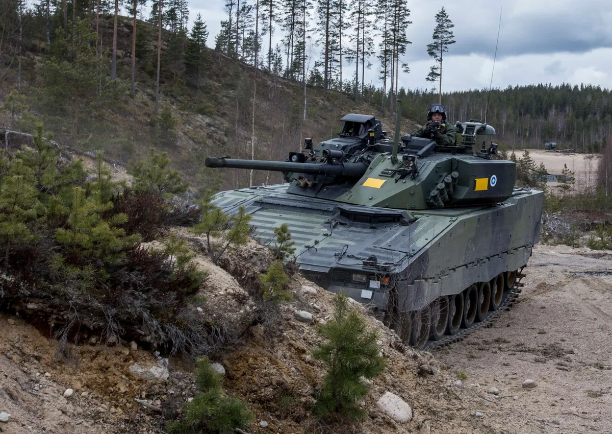 Pelaamalla panssarimieheksi – näin puolustusvoimat käyttää simulaattoreita  panssarikoulutuksessa | Mikrobitti