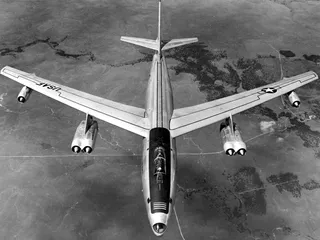 Boeing RB-47E Stratojet oli pommikoneesta modifioitu, 1950-luvun kriteereillä nopeasti ja korkealla lentävä tiedustelukone.