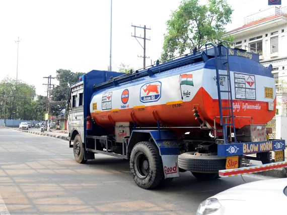 Energiakriisi iski jo: Polttoainerajoituksia, lomapäiviä ja katuvalot kuriin – Järeitä toimia useissa maissa