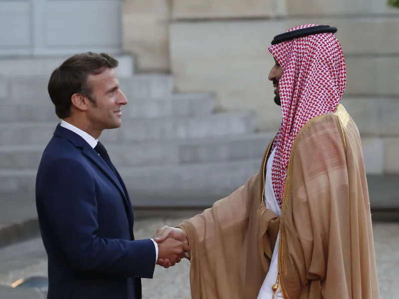 Ranskan presidentti Emmanuel Macron toivotti Saudi-Arabian kruununprinssi Muhammad bin Salmanin tervetulleeksi virka-asunnolleen Élysée-palatsiin torstaina 28. heinäkuuta.