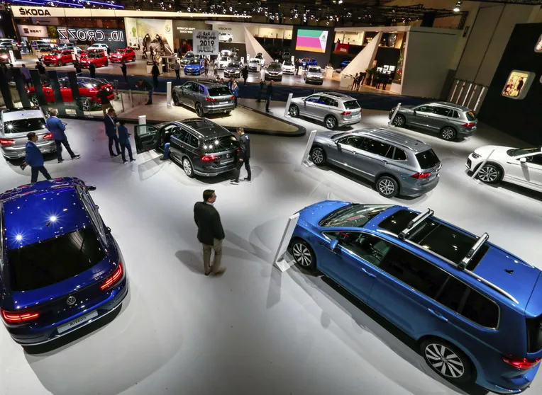 Volks­wagenia uhkaa- vat jopa 1,4 miljardin euron sakot, ellei se saa mallistonsa pääs- töjä EU:n vaatimalle
                              tasolle vuoteen 2021 mennessä. Yhtiö esitteli mallistoaan Brys­selin autonäytte­lyssä tammikuussa.