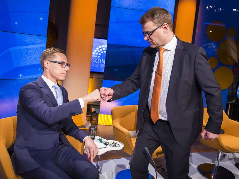 Huhtikuussa 2015 otetussa kuvassa istuva pääministeri Alexander Stubb sekä tuleva pääministeri Juha Sipilä eduskuntavaalitentissä.