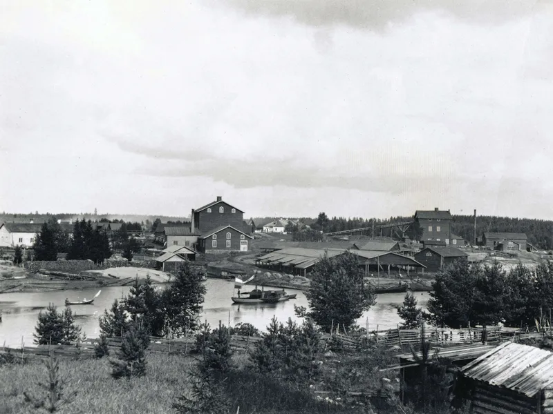 Möhkön rautaruukin alue 1880-luvulla. Etualalla Koitajoki, vasemmalla Tervamäki, ruukin työnjohdon asuinalue. Keskellä masuuni, sen oikealla puolella taustalla ruukinkartano Pytinki ja etualalla malmivarasto. Oikealla saha ja mylly.