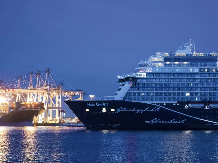 TUI Cruises -varustamon Mein Schiff 2 aloitti heinäkuussa risteilyt Hampurista Norjaan. Se otti mukaan vain 1 200 ­matkustajaa, kun laivan normaali matkustajamäärä on 2 900.
