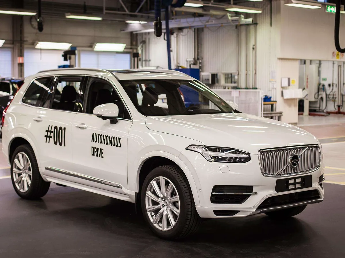 Tänään valmistui Volvon ensimmäinen itsenäisesti ajava auto | Uusi Suomi