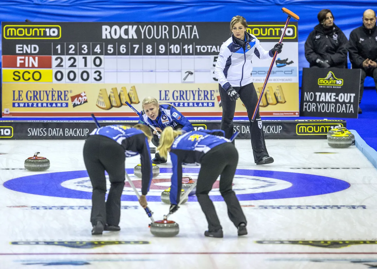 Uusipaavalniemi-krapula ohi, suomalaista curling-huumaa naisten puolella |  Uusi Suomi