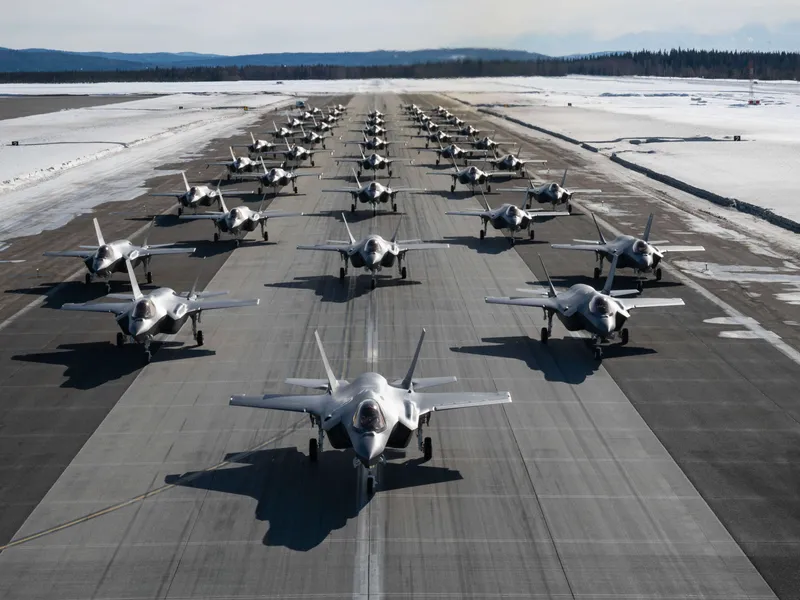Yhdysvaltain ilmavoimien Eielsonin lentotukikohdan F-35A-koneet suorittivat nk. Elephant walk -manööverin maaliskuun 25. päivänä. Kyseessä on toimenpide, jolla osoitetaan valmiutta mobilisoida nopeasti mahdollisimman suuri osa lentokalustosta, ja se voidaan nähdä esimerkiksi eleenä Venäjää kohtaan – Eielsonhan sijaitsee Alaskan osavaltiossa.