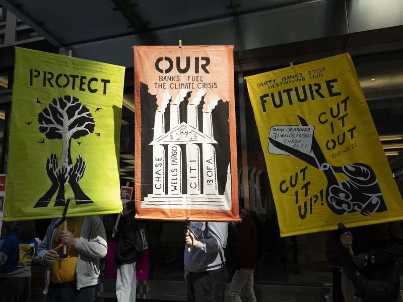 Marraskuussa JP Morgan Chasen New Yorkin toimiston ulkopuolelle kokoontui mielenosoittajia, jotka vaativat pankkia lopettamaan fossiilisten polttoaineiden rahoittamisen.
