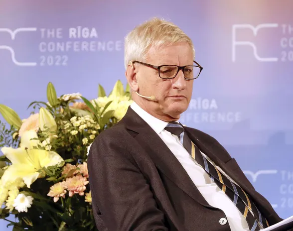 Ruotsin kruunu on heikentynyt euroa vasten ja ex-pääministeri Carl Bildtin mielestä Ruotsin pitäisi siirtyä euroon.