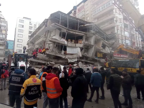 Uusi voimakas maanjäristys Turkissa – Uhriluku yli 1000 | Uusi Suomi